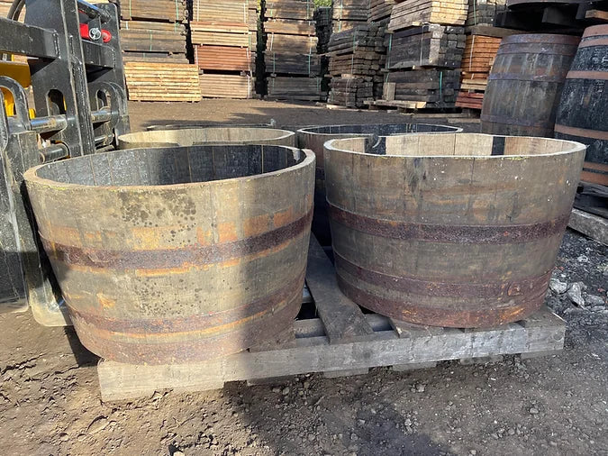 SOLID WOODEN OAK WHISKEY PLANTER (CUT OUT OF A 250L BARREL)